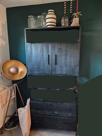Wandkast 210x100x40 ZGAN overcompleet ivm verhuizing 