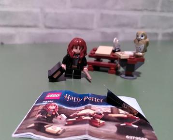 Bouwsets  LEGO Harry Potter 30392 Hermione's Study Desk  