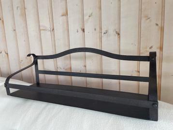 Brocante metalen wandplank beschikbaar voor biedingen