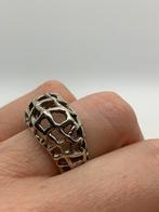 V432 Prachtige zilveren brutalist ring maat 18, Sieraden, Tassen en Uiterlijk, Ringen, 18 tot 19, Ophalen of Verzenden, X, Dame