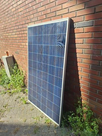 60 zonnepanelen met omvormer en kabels beschikbaar voor biedingen