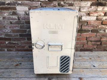 KLM kist met deurtje en dienblad KLM als plank en wieltjes beschikbaar voor biedingen