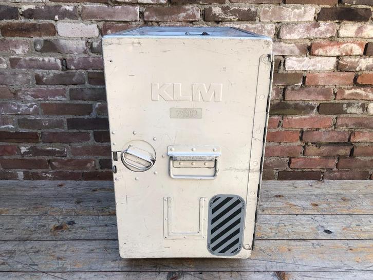KLM kist met deurtje en dienblad KLM als plank en wieltjes, Huis en Inrichting, Woonaccessoires | Kisten, Gebruikt, Minder dan 50 cm