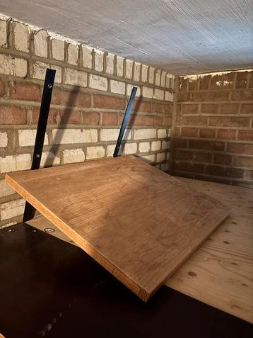 Houten plank met muurbeugels beschikbaar voor biedingen