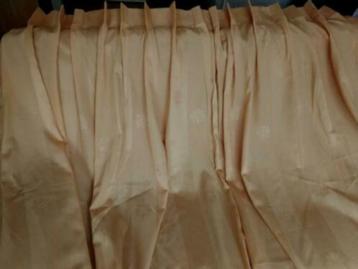 1 Mooi okergeel overgordijn van 236 cm hoog en 143 cm breed beschikbaar voor biedingen