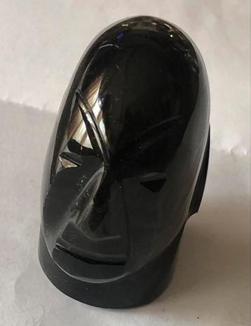 Handgesneden zwart obsidiaan Maya/ Azteeks stamhoofdbeeld beschikbaar voor biedingen