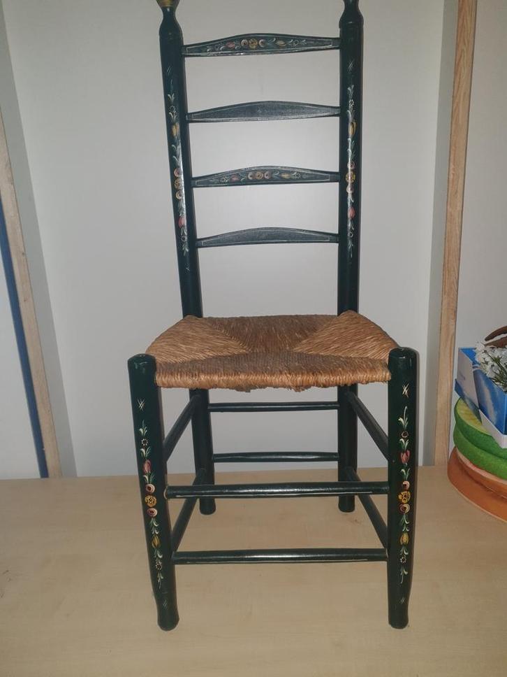 Oud Hindeloops stoeltje met rieten zitting, Huis en Inrichting, Stoelen, Gebruikt, Eén, Bruin, Ophalen of Verzenden