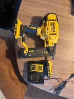 Dewalt DCN680 Accu Tacker + 2 Accu's en lader, Ophalen of Verzenden, Gebruikt