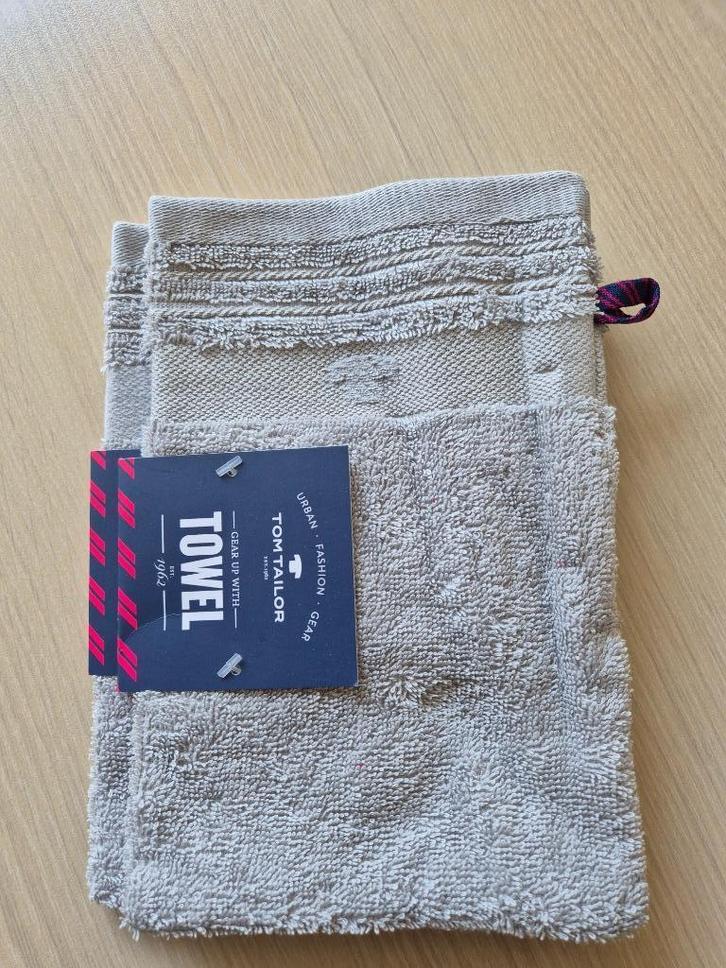 2 grijze washandjes Tom Tailor (nieuw), Huis en Inrichting, Badkamer | Badtextiel en Accessoires, Nieuw, Overige typen, Grijs