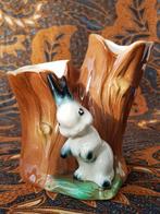 Oud Hornsea vaasje uit Engeland met boom en konijn 10,3 cm.