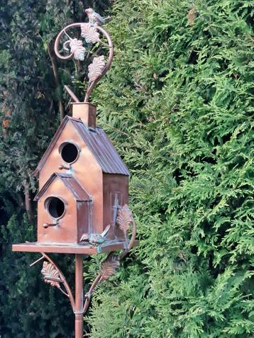Leuk vrolijk vogelhuisje beschikbaar voor biedingen