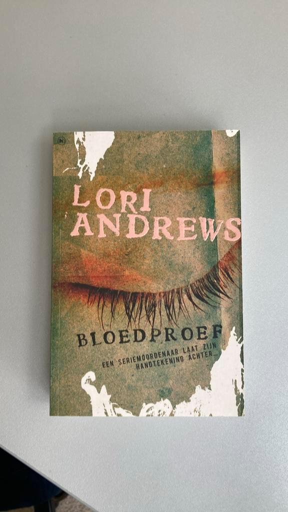 L. Andrews - Bloedproef, Boeken, Thrillers, Zo goed als nieuw, Nederland, Ophalen of Verzenden
