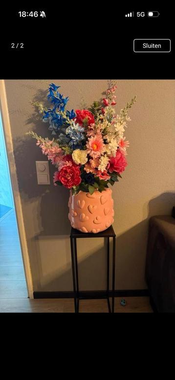 Roze Hartjes Vaas met Kleurrijk Bloemstuk beschikbaar voor biedingen