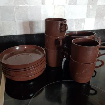 kop en schotels en soepkoppen beschikbaar voor biedingen