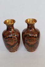 Set van twee vazen – Cloisonné emaille met lotusbloemen, Huis en Inrichting, Woonaccessoires | Vazen, Overige materialen, Overige kleuren