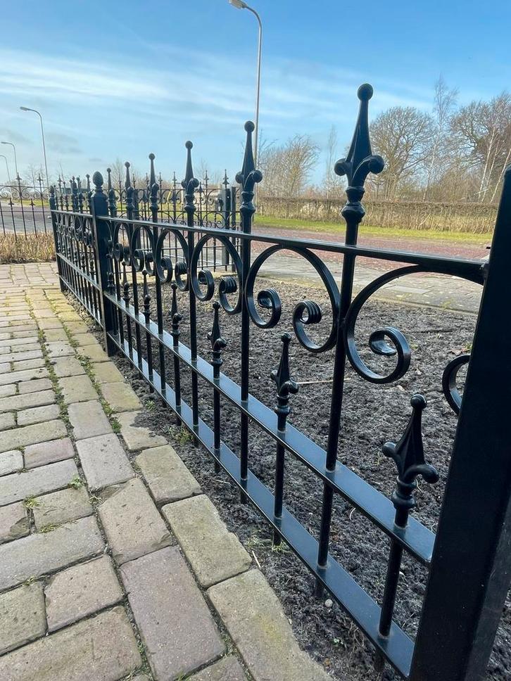 Sierhekwerk in zwarte poedercoating, met draaidelen, Tuin en Terras, Tuinhekken en Hekwerk, Gebruikt, Sierhekwerk, IJzer, Met poort