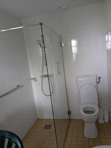 Glazen wand  beschikbaar voor biedingen
