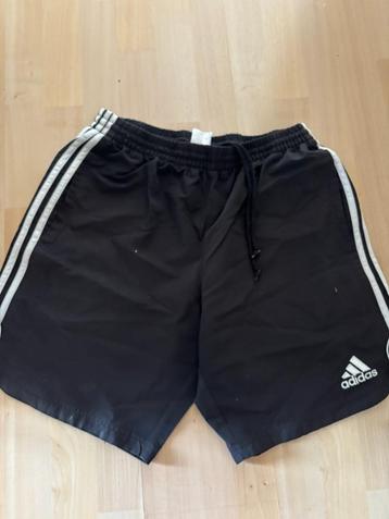 Short Adidas maat M beschikbaar voor biedingen