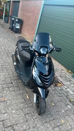 Piaggio zip 2022 iget 4t, Fietsen en Brommers, Ophalen, Zo goed als nieuw