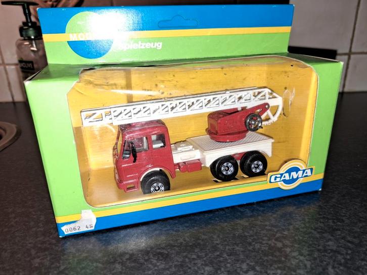 Gama Mercedes Brandweerwagen 92812 - Nieuwstaat in Doos, Hobby en Vrije tijd, Modelauto's | 1:50, Nieuw, Auto, Overige merken