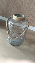 Grote glazen vaas / windlicht met touw en metalen frame, Huis en Inrichting, Woonaccessoires | Vazen, Ophalen, Overige kleuren