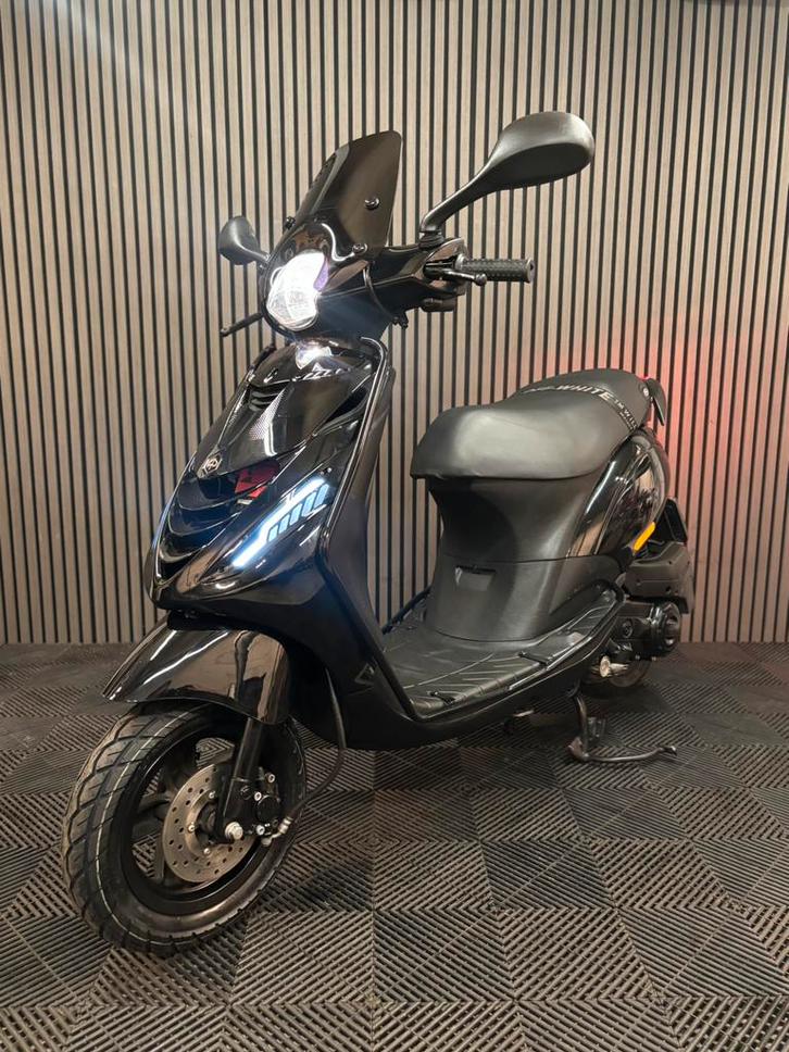 PIAGGIO ZIP 2022 4T 3V BROM FULL OPTION GLANS ZWART, Fietsen en Brommers, Scooters | Piaggio, Zo goed als nieuw, Zip, Maximaal 45 km/u