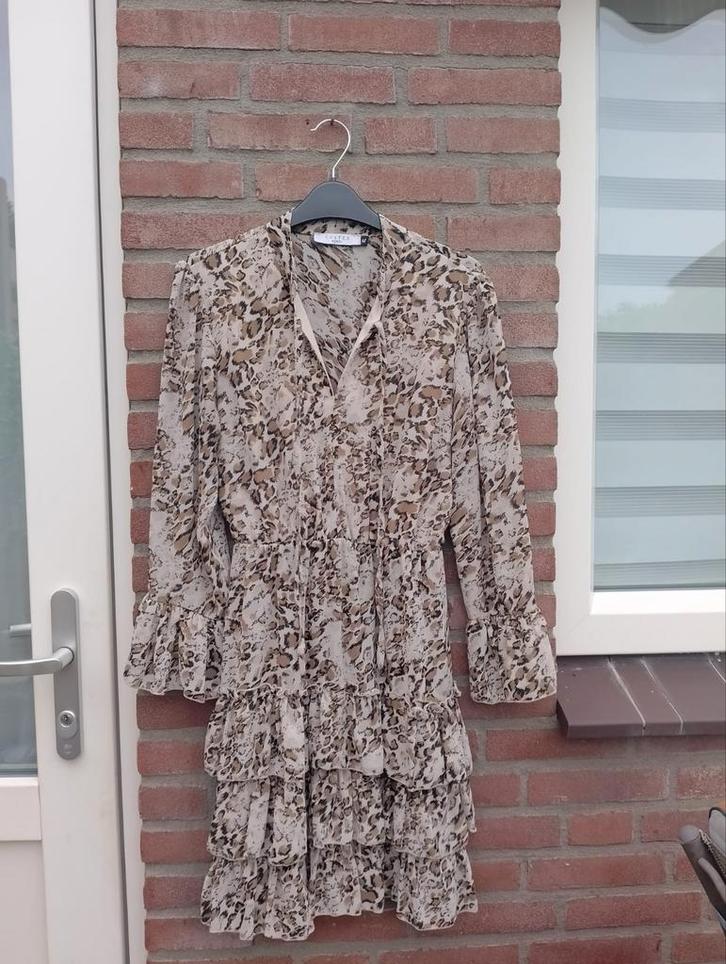 Prachtige jurk van COSTES REBEL, M/L beige bruin, Kleding | Dames, Jurken, Zo goed als nieuw, Maat 38/40 (M), Beige, Boven de knie