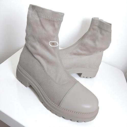 Suede enkel laarsjes beige 36 met lichte beschadiging, Kleding | Dames, Schoenen, Nieuw, Lage of Enkellaarzen, Beige, Ophalen of Verzenden