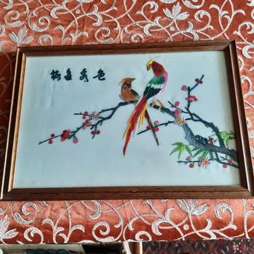 Vintage chinees geborduurd schilderij vogels in lijst beschikbaar voor biedingen