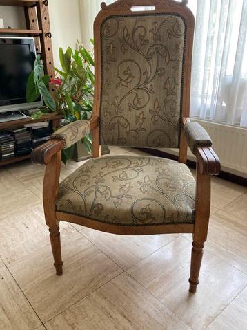 Mooie hoge fauteuil beschikbaar voor biedingen