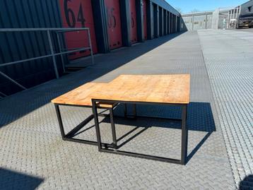 Twee kleine mangohouten tafels 60x60 en 50x50 beschikbaar voor biedingen