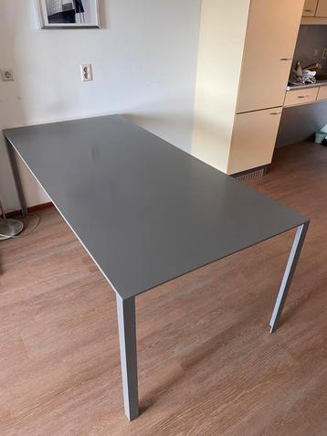 Eettafel ‘Less’ van Jean Nouvel voor Molteni beschikbaar voor biedingen