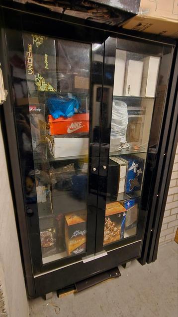 Grote, zware vitrinekast gratis ophalen beschikbaar voor biedingen