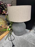 Landelijke lamp met deukjes in kap, Huis en Inrichting, Lampen | Tafellampen, Ophalen of Verzenden, Gebruikt