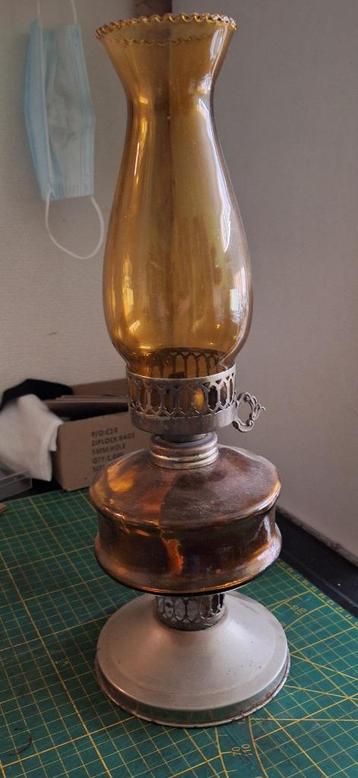 vintage olielamp beschikbaar voor biedingen