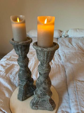 Set van 2 Grote PTMD Betonnen Kandelaars beschikbaar voor biedingen