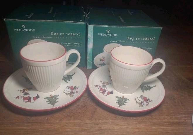 2 x wedgwood Christmas Kerst kop en schotel, Antiek en Kunst, Antiek | Servies compleet, Ophalen of Verzenden