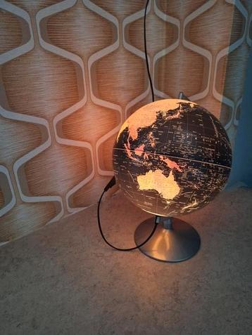 Wereldbol lamp  beschikbaar voor biedingen