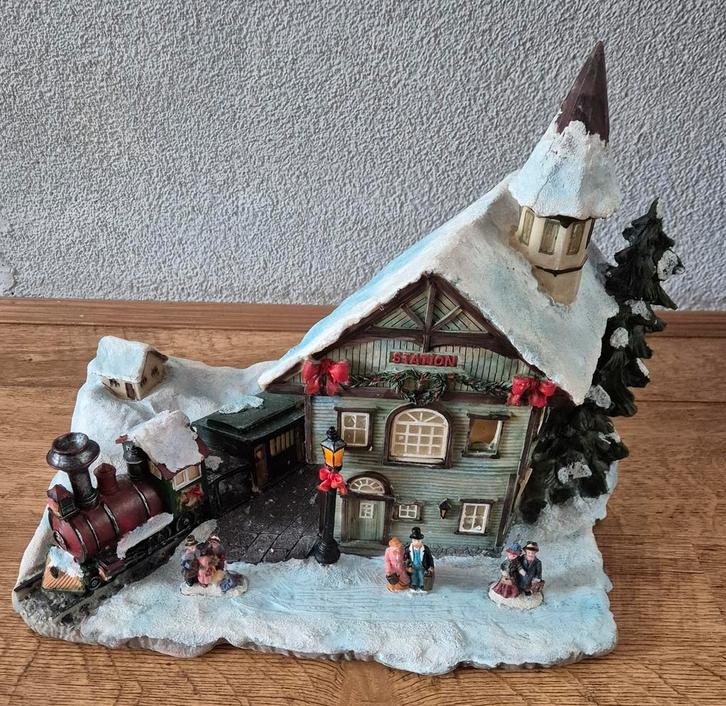 Kersthuisje met trein en figuren, Diversen, Kerst, Zo goed als nieuw, Ophalen of Verzenden