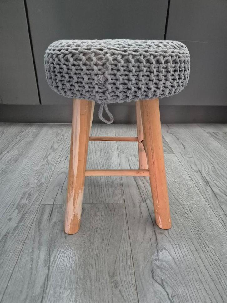 Decoratief mooi krukje Voetenbankje, Huis en Inrichting, Krukjes, Zo goed als nieuw, Hout, Ophalen