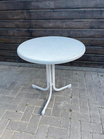 Tuintafel beschikbaar voor biedingen