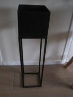 plantenstandaard. Mat zwart. 15/15/60 cm. 1 kant wat roest., Huis en Inrichting, Ophalen, Gebruikt
