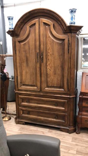 Mooie eiken kast beschikbaar voor biedingen