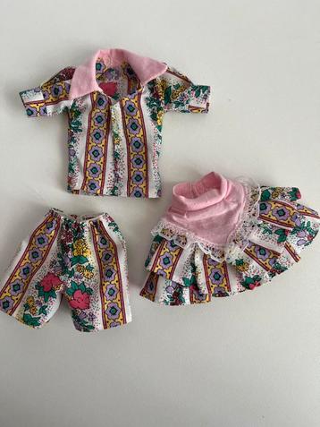 Kleertjes voor Barbie, Fleur, Sindy of soortgelijke poppen beschikbaar voor biedingen
