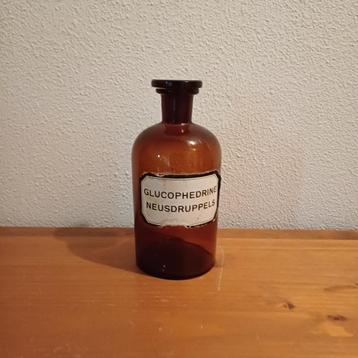 Bruine apothekerspot neusdruppels beschikbaar voor biedingen