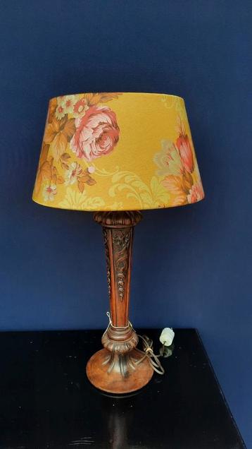 Vintage lamp met okergele satijnen kap met bloemmotief  beschikbaar voor biedingen
