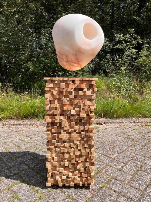 Albast beeld op sokkel, handgemaakt, Antiek en Kunst, Kunst | Beelden en Houtsnijwerken, Ophalen