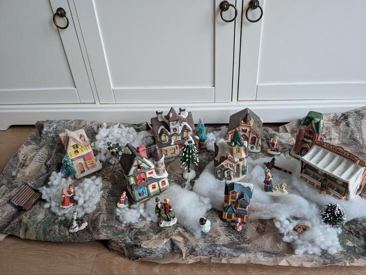 Mooi Kerstdorp met 8 kersthuisjes en Decoratie poppetjes, Diversen, Kerst, Ophalen of Verzenden