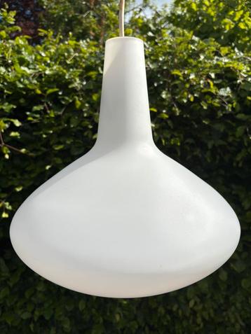 Grote vintage opaline hanglamp Louis Kalff stijl beschikbaar voor biedingen