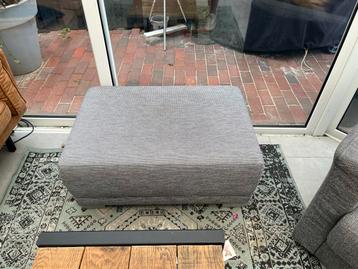 Gratis. Grijze Hocker / Voetenbank beschikbaar voor biedingen